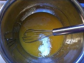 加入泡打粉和盐，搅拌均匀，静置5分钟