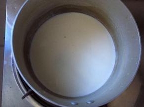 将淡奶油，牛奶，细砂糖放入奶锅，用小火熬至细砂糖融化