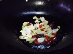 锅里留底油，依次放入姜，蒜，葱，干辣椒爆香。