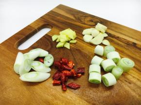 葱一部分切象眼片，一部分切段，干辣椒切段。