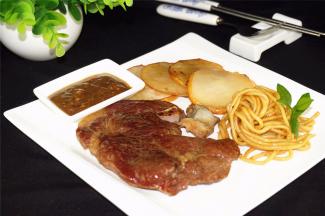 后几分钟，将酱汁倒入碟子，放入烤箱烤1分钟左右，让其融化成液态，取出。将煮好的XO酱车仔面装入碟子，同时将雪梨片和牛排摆盘好即可。