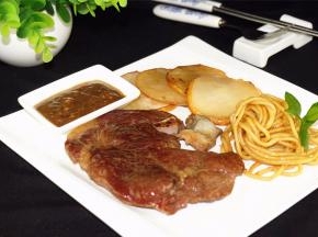 后几分钟，将酱汁倒入碟子，放入烤箱烤1分钟左右，让其融化成液态，取出。将煮好的XO酱车仔面装入碟子，同时将雪梨片和牛排摆盘好即可。