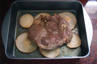 放入预热好的烤箱，220度上下火，中层烤15分钟后取出翻转，然后再放入，烤10分钟即可。