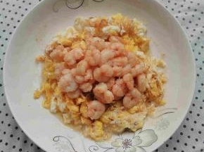 把炒好的虾仁放在鸡蛋上即可