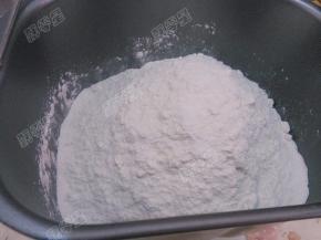 面粉倒入面包桶内