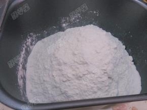 面粉倒入面包桶内