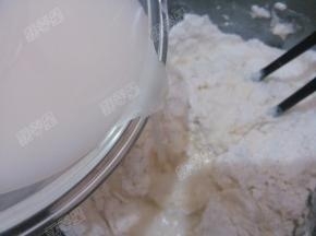 将酵母水倒入面粉中