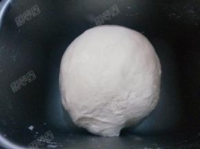 揉成光滑的面团开始发酵