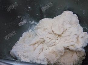 用筷子搅拌成絮状