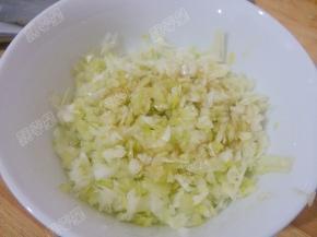 放入香油拌匀成油包葱