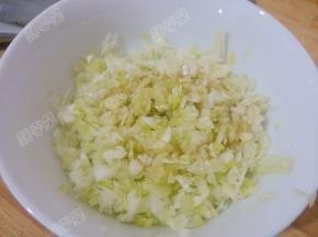放入香油拌匀成油包葱