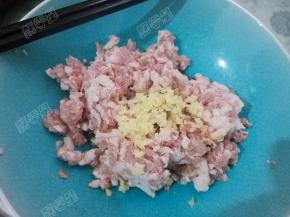 放入姜末、酱油、精盐、料酒搅拌均匀