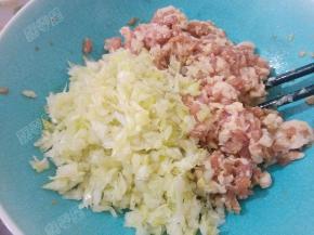 将大葱末放入肉馅中拌匀