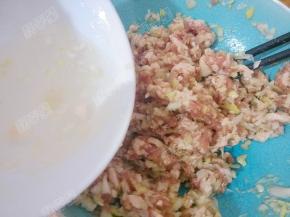 将肉骨头汤满满分次倒入肉馅中