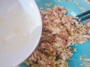 将肉骨头汤满满分次倒入肉馅中