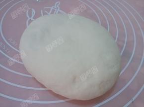 面团半发状态时就可以加入入适量食碱，揉匀揉透
