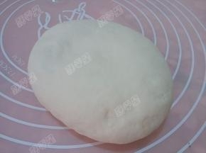 面团半发状态时就可以加入入适量食碱，揉匀揉透