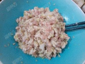 边倒边顺同一方向搅动，搅成具有黏性的馅料