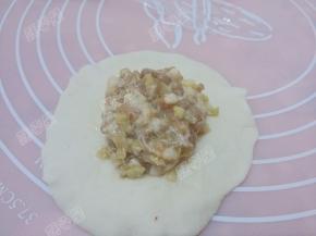 将馅料放入圆皮的中间