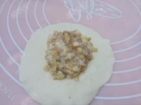 将馅料放入圆皮的中间