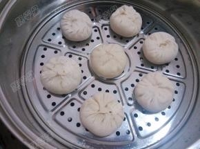 收边捏紧，捏成16个以上的褶，即成包子生坯（忽略我捏的褶子吧）