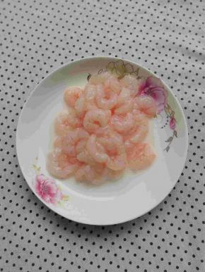 虾仁适量，解冻后清洗干净