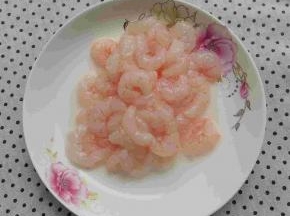 虾仁适量，解冻后清洗干净