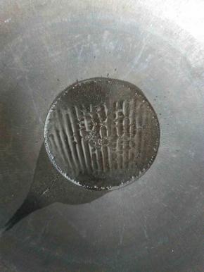 锅中放入适量的油，油冒烟时在锅周围滑一圈