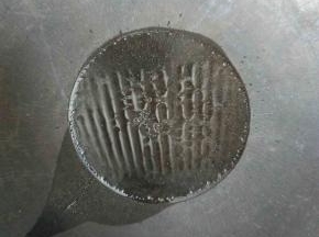 锅中放入适量的油，油冒烟时在锅周围滑一圈