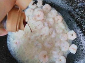 放入适量的盐，适量的生抽