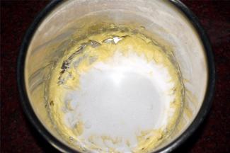 黄油切块软化，然后加入70克细砂糖，打发至黄油微白，变得蓬松。