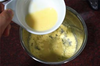 分次加入全蛋液，每一次搅拌融合后再加入下一次。