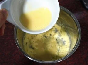 分次加入全蛋液，每一次搅拌融合后再加入下一次。