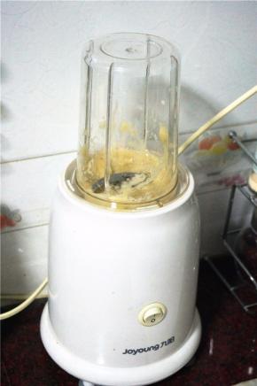 用料理机将1根香蕉打成泥，取60克香蕉泥备用。