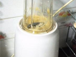 用料理机将1根香蕉打成泥，取60克香蕉泥备用。