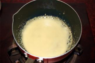 将30克细砂糖，50克淡奶油，1大勺清水加入到牛奶锅里，煮成焦糖浆。