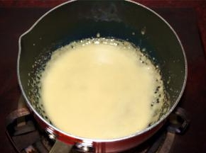 将30克细砂糖，50克淡奶油，1大勺清水加入到牛奶锅里，煮成焦糖浆。