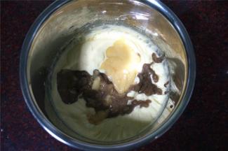 取60克香蕉泥和45克焦糖浆加入到黄油里。