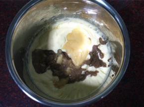 取60克香蕉泥和45克焦糖浆加入到黄油里。