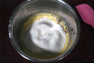 筛入100克低筋面粉、2克泡打粉、1克盐，搅拌均匀。