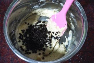 加入巧克力豆搅拌均匀（留少许作为表面的装饰）。