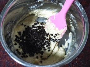 加入巧克力豆搅拌均匀（留少许作为表面的装饰）。