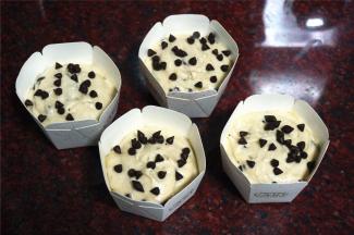 装入裱花袋，挤入纸杯，7分满即可，表面再撒入剩下的巧克力豆。