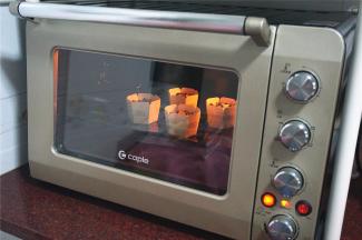 烤箱选择上下火功能，分别调至180度，预热10分钟，然后放入中层，烤25分钟左右。