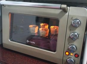 烤箱选择上下火功能，分别调至180度，预热10分钟，然后放入中层，烤25分钟左右。