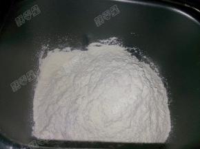 面粉放入面包桶内