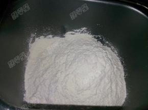面粉放入面包桶内