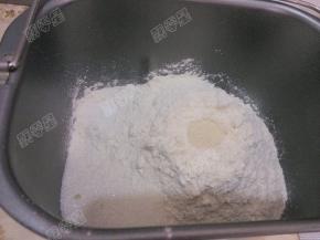 将酵母粉放入中间
