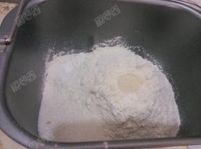 将酵母粉放入中间