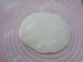醒发好的面团重新揉匀排气